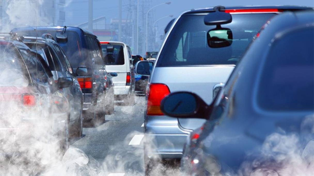Les pots d'échappement des véhicules rejettent d'importantes quantités de CO2, gaz à effet de serre, dans l'atmosphère. 
