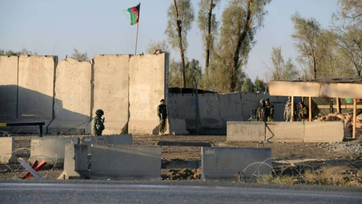 Des personnels de sécurité montent la garde près de l'aéroport de Kandahar, le 9 décmbre 2015.
