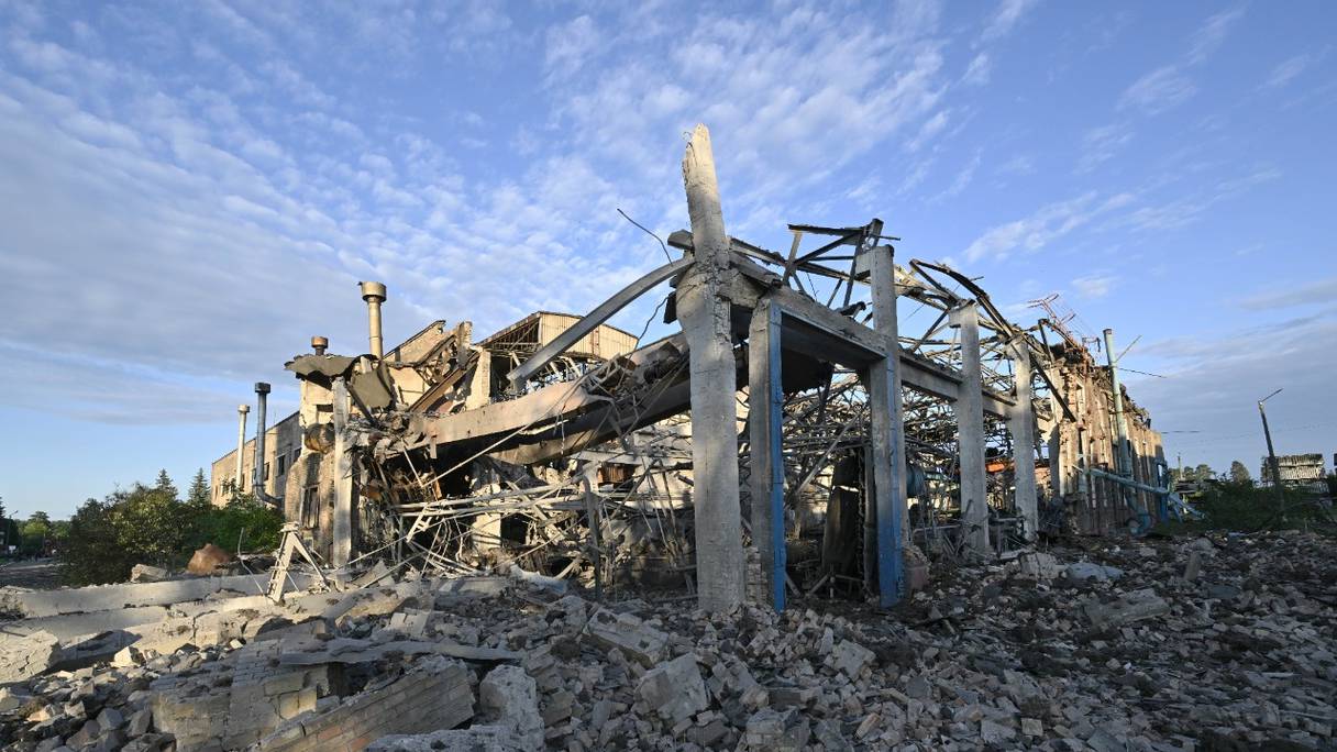 Le dépôt détruit de l'usine de réparation de wagons de marchandises de Darnytsia, ciblée tôt au matin par des frappes de missiles russes à Kiev (photographie prise le 5 juin 2022).
