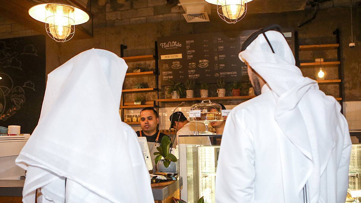 Des clients du café "Flat White" dans un centre commercial de Doha le 8 juin 2018.
