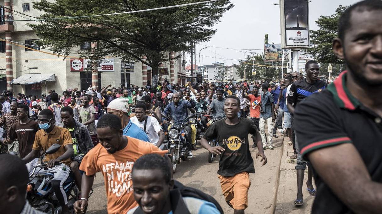 Des partisans de Cellou Dalein Diallo accourant après sa "victoire" autoproclamée, lundi 10 octobre 2020 à Conakry.
