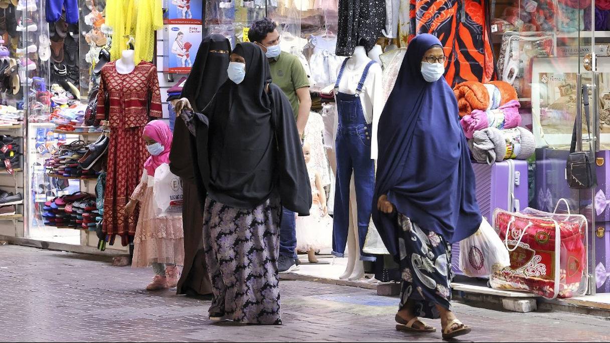 Des acheteurs marchent devant les magasins de Dubaï, le 5 mai 2021, après son ouverture à la suite de la rupture du jeûne pendant le mois de Ramadan.
