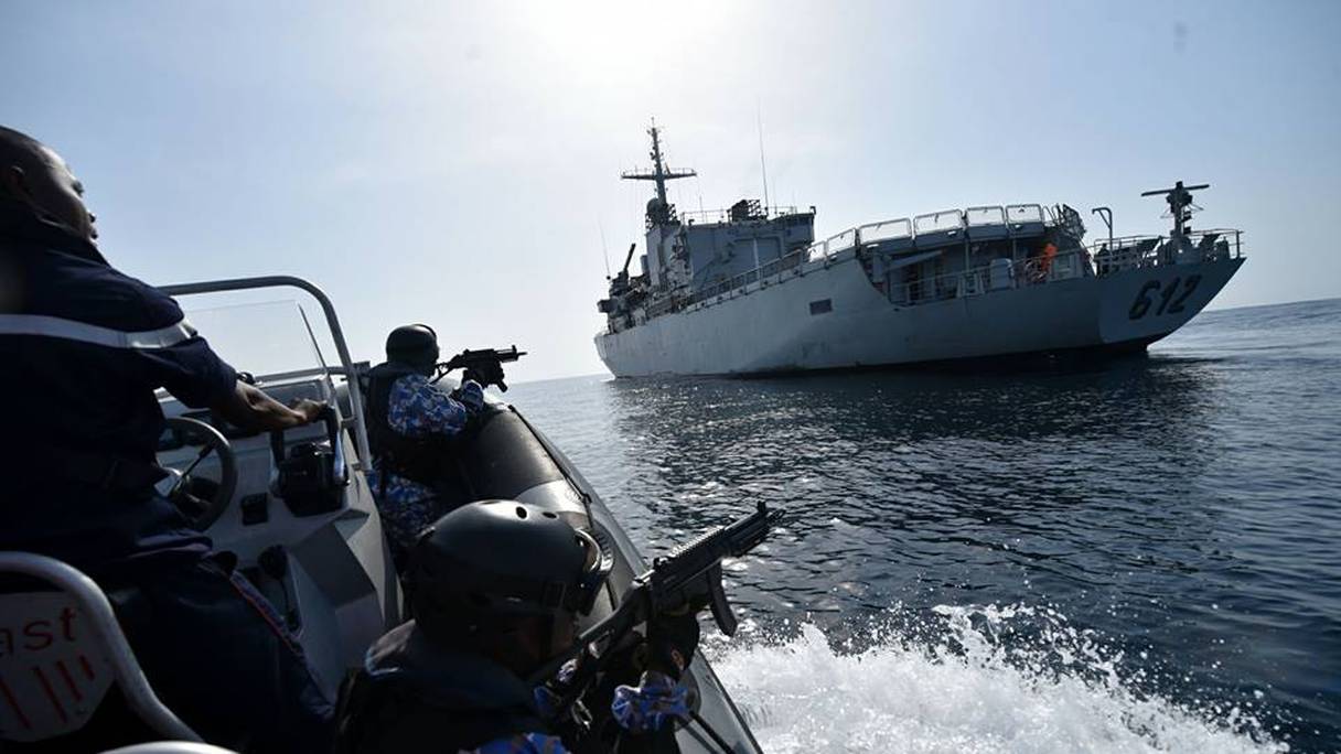 Simulation de l'opération d'intervention d'un commando de la marine ivoirienne pour libérer des otages retenus à bord de la frégate Floréal Hassan II, de la Marine royale marocaine (MRM).
