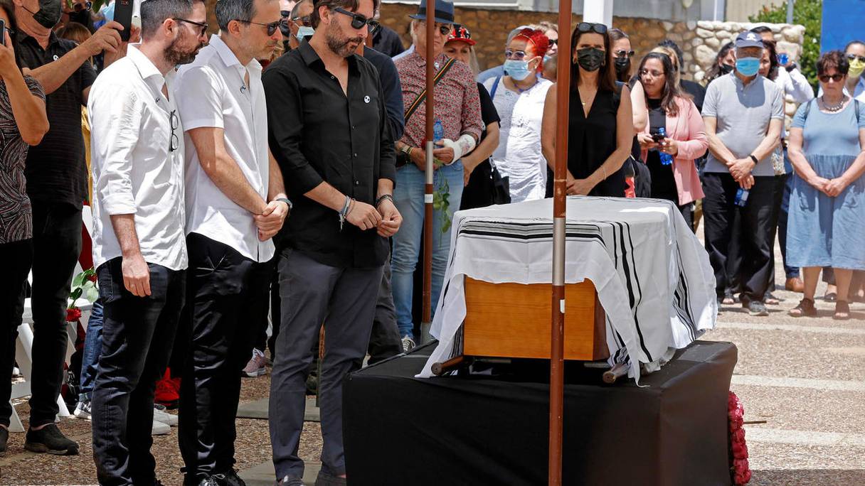 Des proches et amis du couturier Alber Elbaz se recueillent devant son cercueil, lors de ses funérailles, le 28 avril 2021 à Holon, en Israël.
