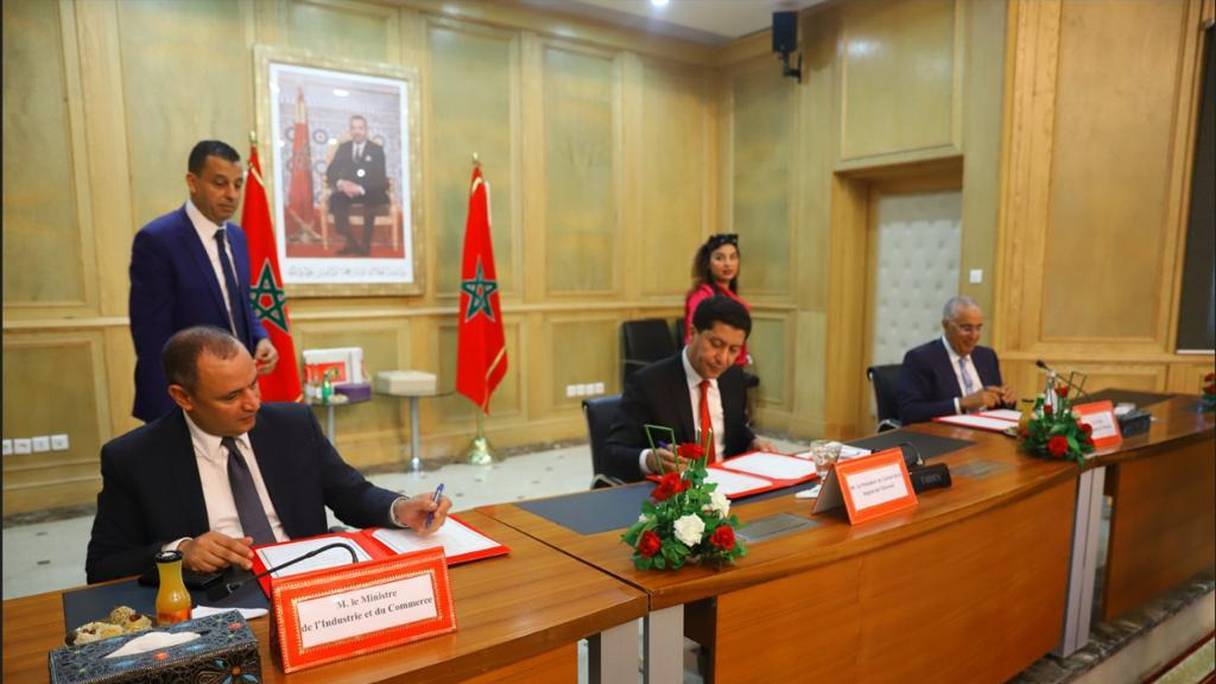 Le ministre de l’industrie, Ryad Mezzour, a signé, samedi 23 juillet, à Oujda, plusieurs conventions d’investissements pour la région de l'Oriental. 
