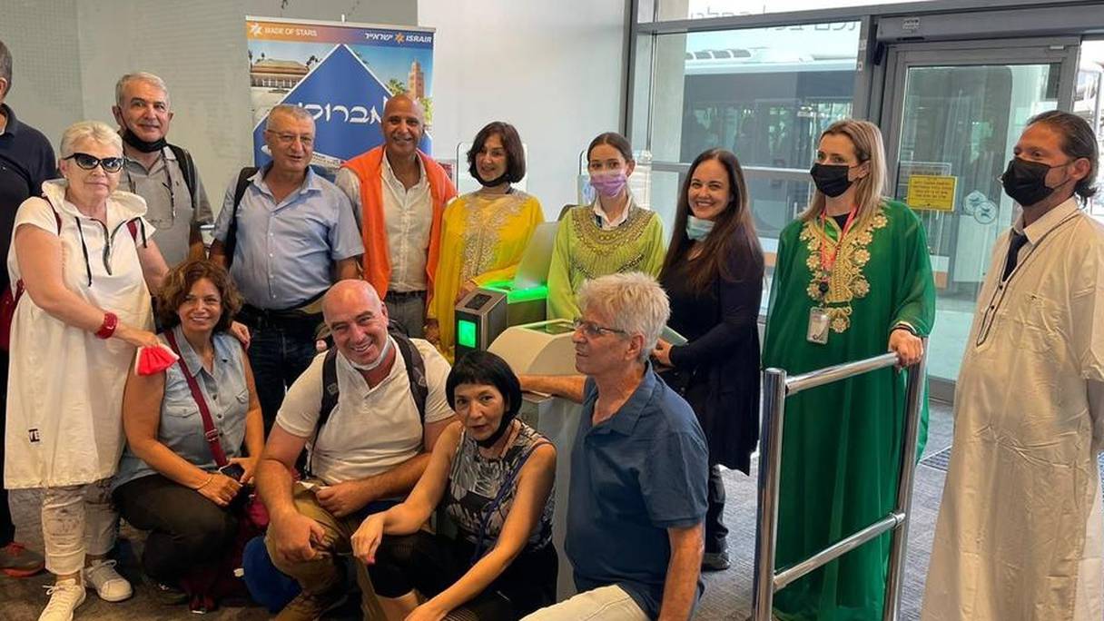 Des passagers et des membres de l'équipage du vol d'Israir assurant le premier vol commercial reliant Tel Aviv à Marrakech, au matin du 25 juillet 2021, à l'aéroport Ben Gourion. 
