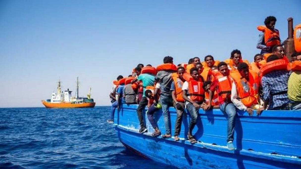 Interception d'une barque de migrants faisant cap vers les îles Canaries, au large des eaux territoriales mauritaniennes. 
