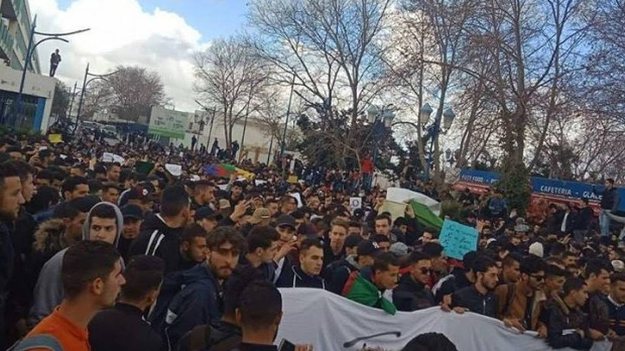 Des étudiants algériens manifestant contre un 5e mandat de Bouteflika.
