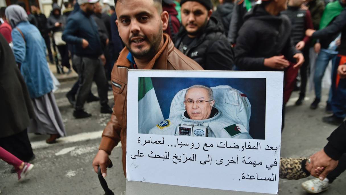 "Après des négociations avec la Russie, Ramtane Lamamra en mission sur Mars pour chercher de l'aide", lit-on sur cette pancarte brandie par un manifestant du Hirak, en mars 2019.
