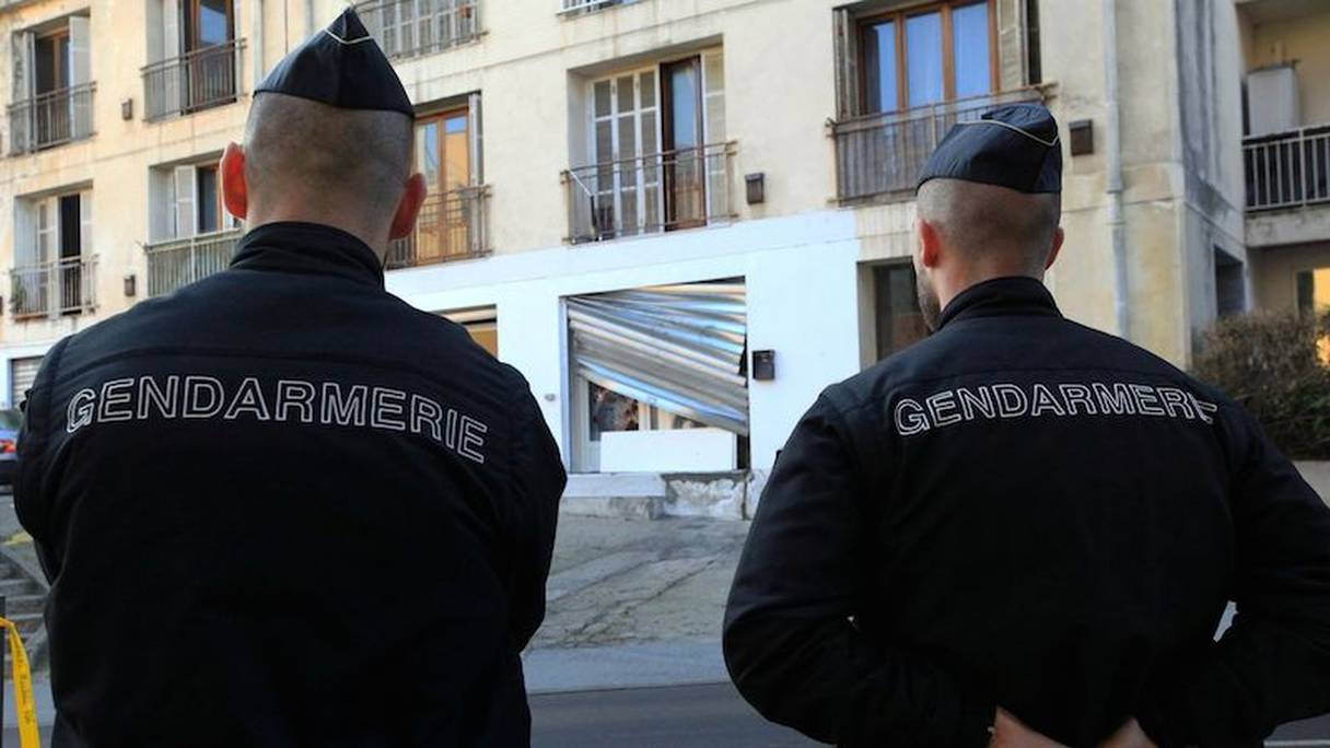 Des gendarmes en faction devant une salle de prière musulmane saccagée à Ajaccio, le 26 décembre 2015.
