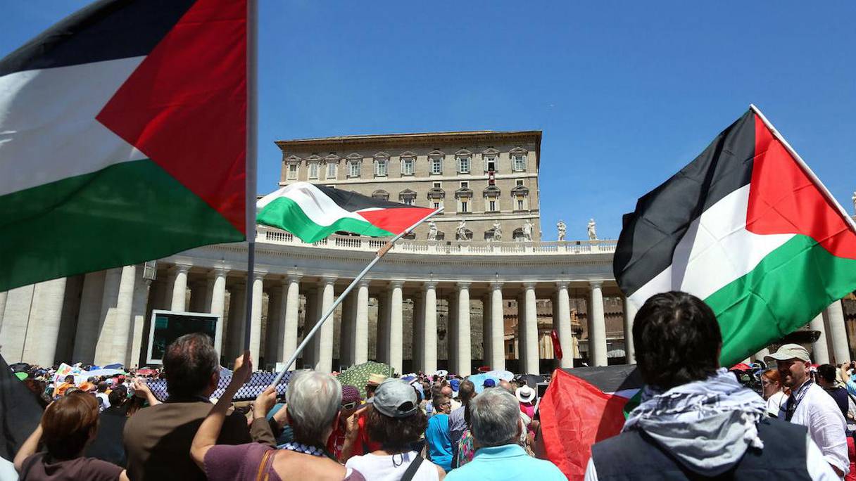 Des drapeaux palestiniens flottent place Saint-Pierre, au Vatican à Rome, le 8 juin 2014.
 
