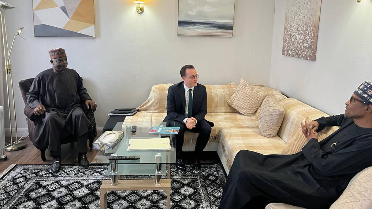 Le président nigérian Muhammadu Buhari reçoit en audience Hakim Hajoui, ambassadeur du Royaume du Maroc à Londres, le 6 novembre 2022.
