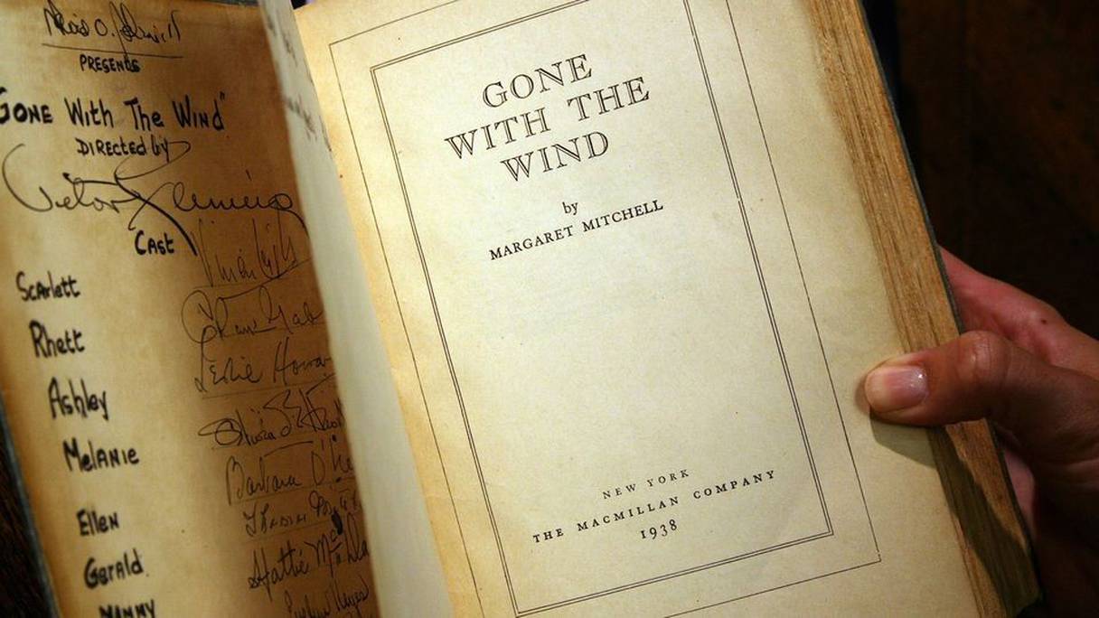 Un exemplaire du livre de Margaret Mitchell "Autant en emporte le vent" -signé par le producteur, le réalisateur et la plupart des acteurs du film éponyme qui en fut tiré en 1939.
