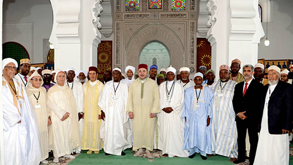 Photo souvenir du roi Mohammed VI avec les membres du conseil supérieur de la Fondation Mohammed VI des oulémas africains.

