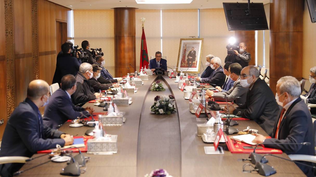 Lors de la rencontre entre le chef du gouvernement, Aziz Akhannouch, et les représentants des syndicats, mercredi 9 février 2022 à Rabat. 
