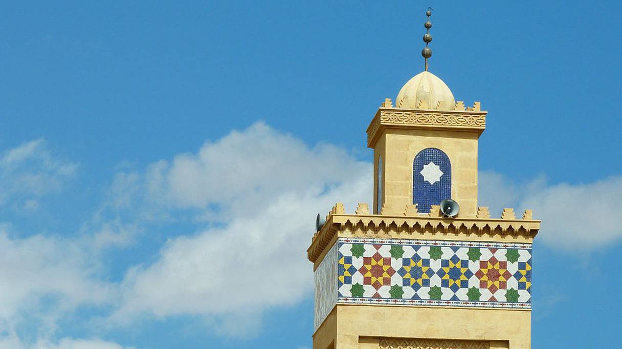 Minaret de la mosquée Lalla Khadija, Oujda. Ses zelliges sont spécifiques à l'art islamique marocain, et si la symbolique des sphères surmontant le minaret se prête à plusieurs interprétations, celles-ci sont propres à l'islam sunnite malékite. 
