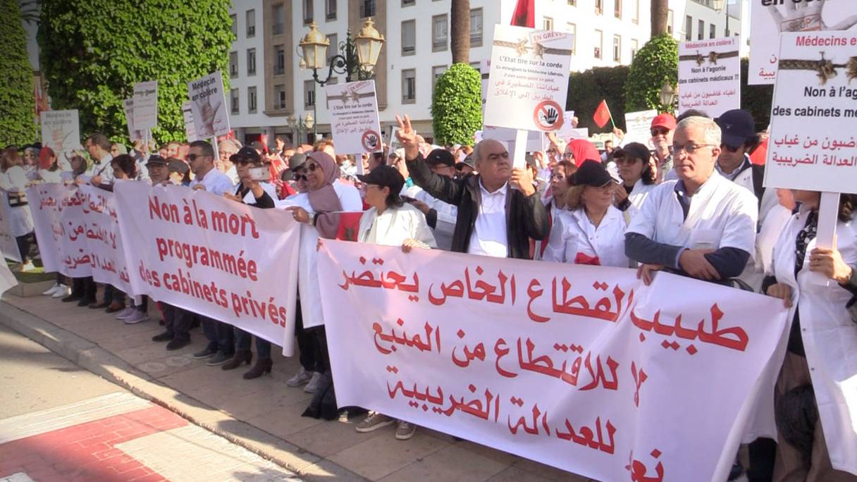 Des docteurs en médecine de différentes spécialités ont scandé, le 21 novembre 2022 à Rabat, des slogans hostiles aux dispositions fiscales prévues dans le PLF 2023, qu’ils qualifient d’«injustes» et de «disproportionnées».
