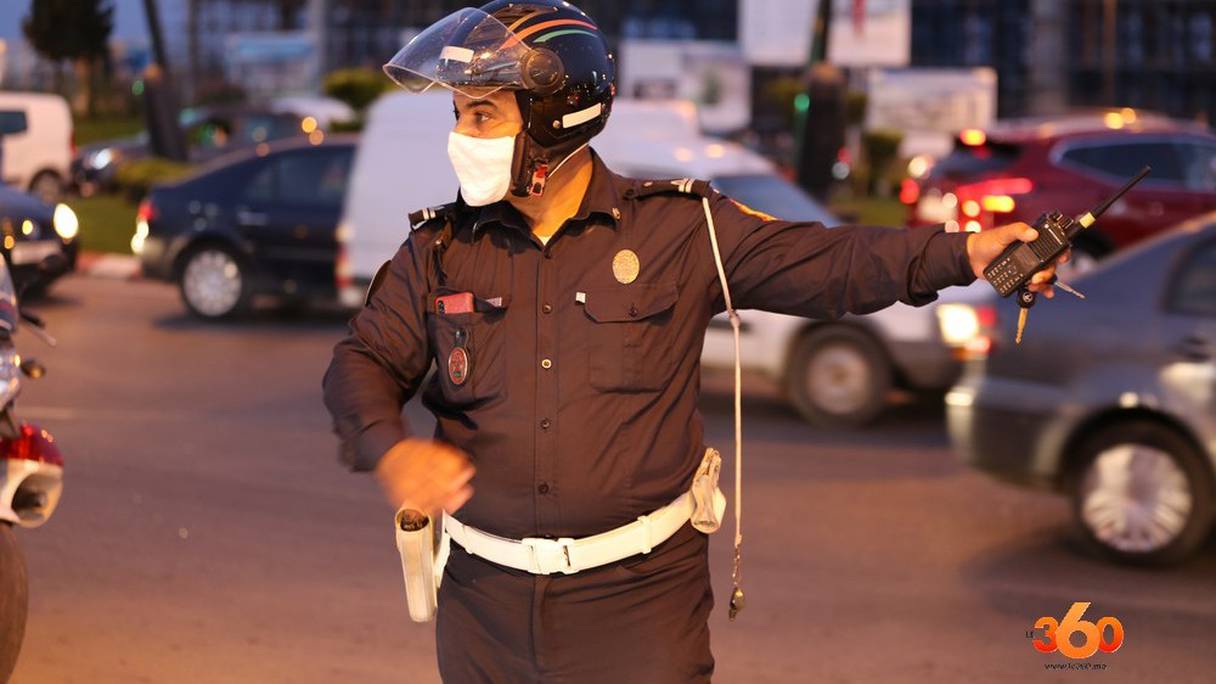 A Tanger, un agent de police, en charge de la circulation urbaine, assure son service dans le contexte de la crise sanitaire due à la pandémie du coronavirus. 
