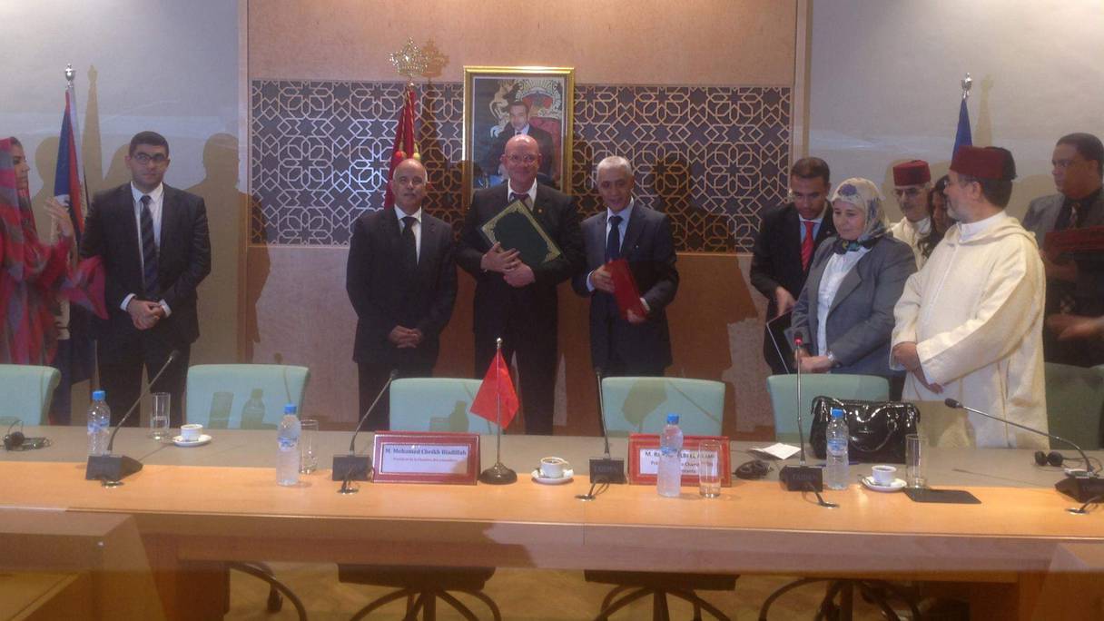 Signature d'un accord de coopération entre le Parlement marocain et celui de l'Amérique Centrale, le 27 octobre 2014.
