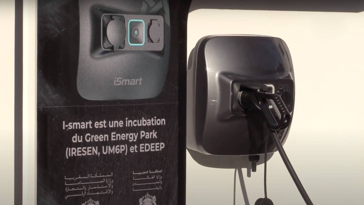 Une borne de recharge iSmart pour voitures électriques.
