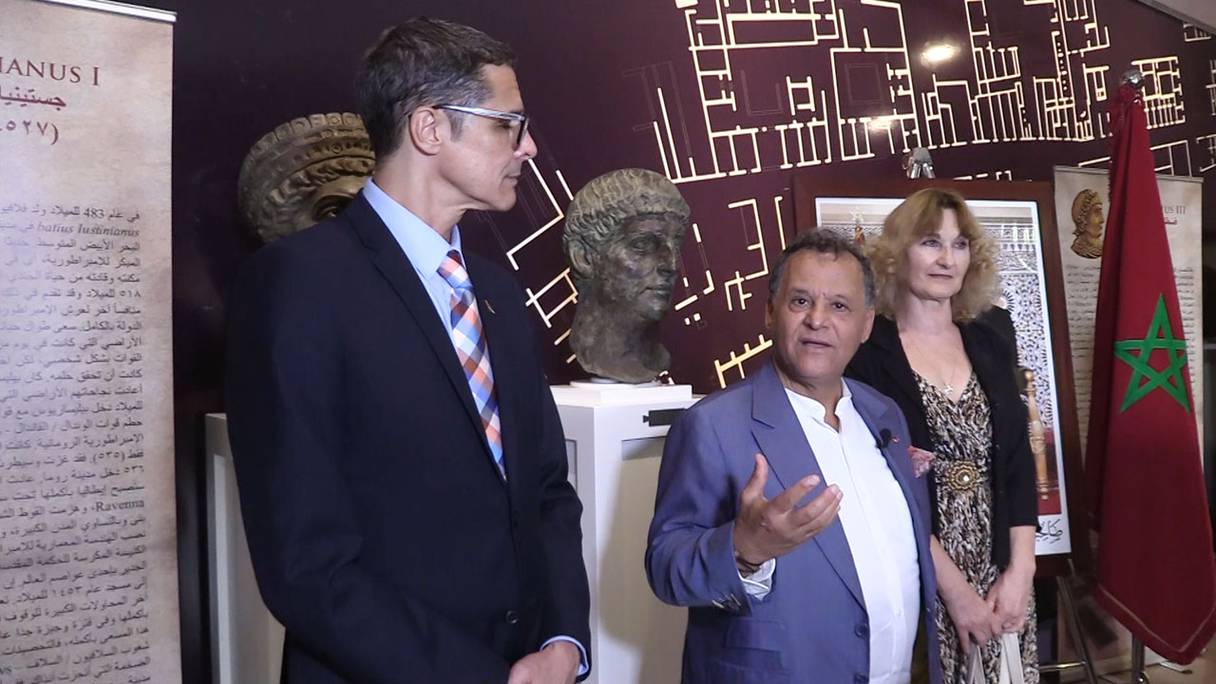 L’ambassadeur de Serbie au Maroc, Ivan Bauer, et le président de la Fondation nationale des Musées, Mehdi Qotbi, le 4 octobre 2022, à l'inauguration d'une exposition d'objets et de bustes d'empereurs de la Rome antique, au Musée de l’Histoire et des Civilisations de Rabat.
