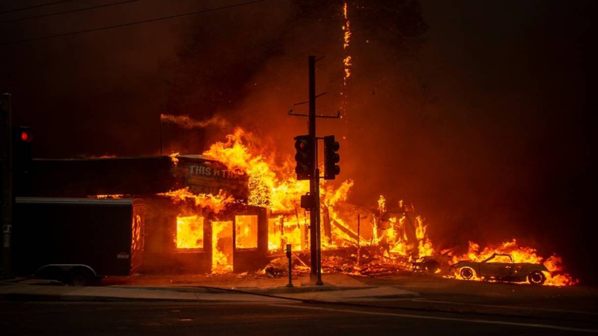 Le feu, dénommé Camp Fire, ravage plus de 80 kilomètres carrés dans le nord de la Californie, le 8 novembre 2018.
