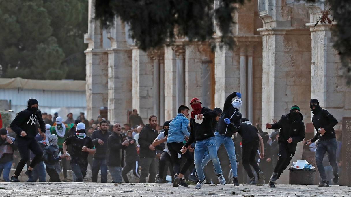 Des manifestants Palestiniens affrontent la police israélienne dans la mosquée Al-Aqsa à Jérusalem, le 22 avril 2022. La police israélienne a pris d'assaut l'enceinte dans la matinée, tirant des gaz lacrymogènes et des balles en caoutchouc sur des Palestiniens lanceurs de pierres.
