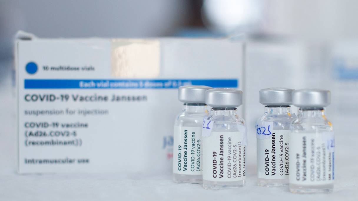 Des flacons du vaccin à dose unique Johnson & Johnson Janssen Covid-19 attendent d'être transférés dans des seringues pour être administrés.
