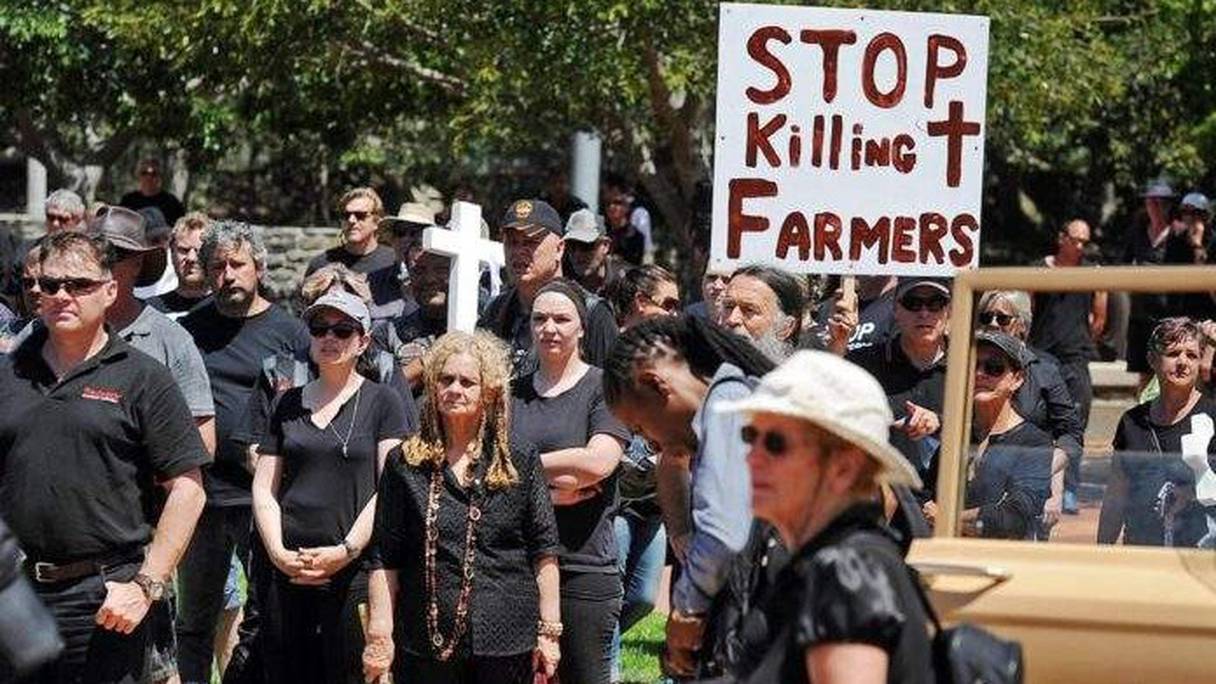 Une manifestation contre les assassinats de fermiers blancs. 
