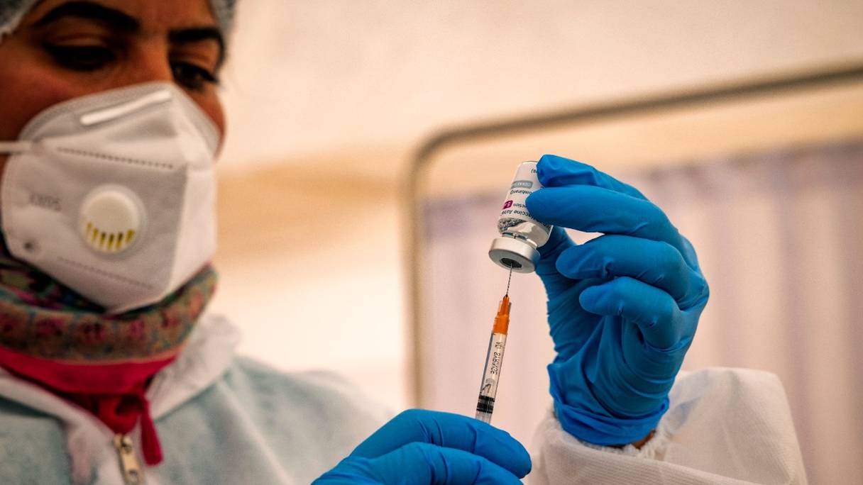 Un agent de santé prépare une dose du vaccin AstraZeneca contre le coronavirus, lors d'une campagne de vaccination à la prison d'El-Arjat, à Salé, le 26 mai 2021.
