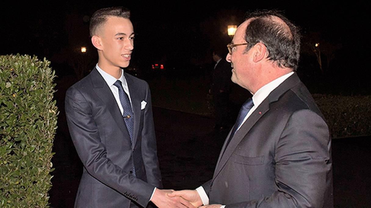 Le Prince héritier Moulay El Hassan saluant l'ancien présidant français, François Hollande.
