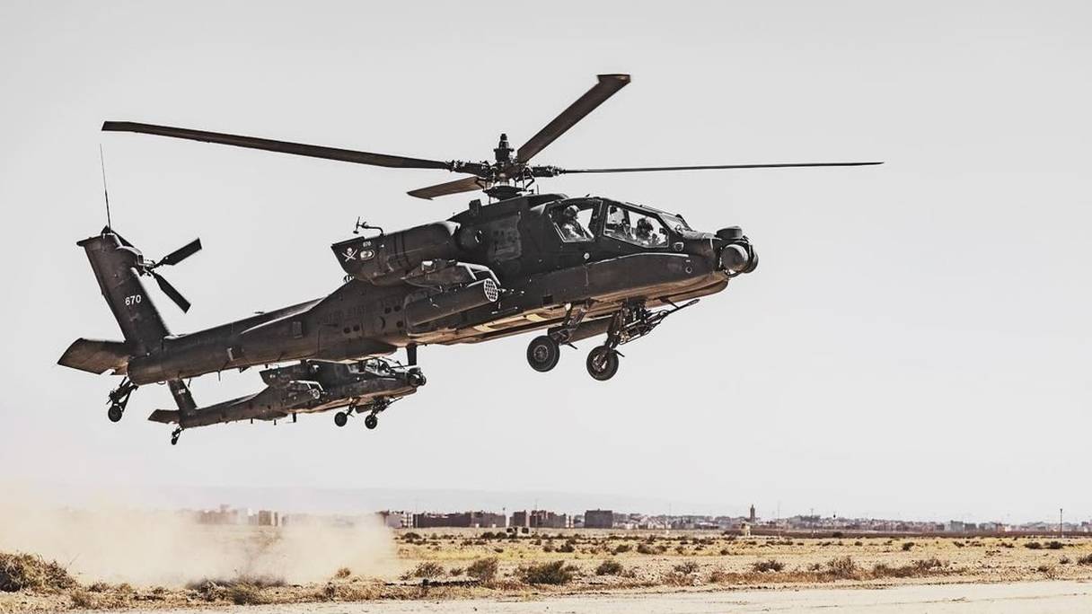 Deux hélicoptères Apache de l'armée américaine participent à l'exercice militaire African Lion, au Maroc, en juin 2022.
