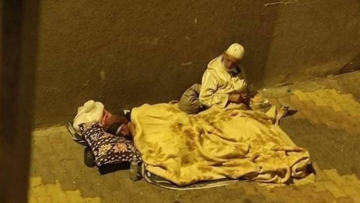 Un couple de personnes âgées, dormant dans la rue à Casablanca, émeut la toile
