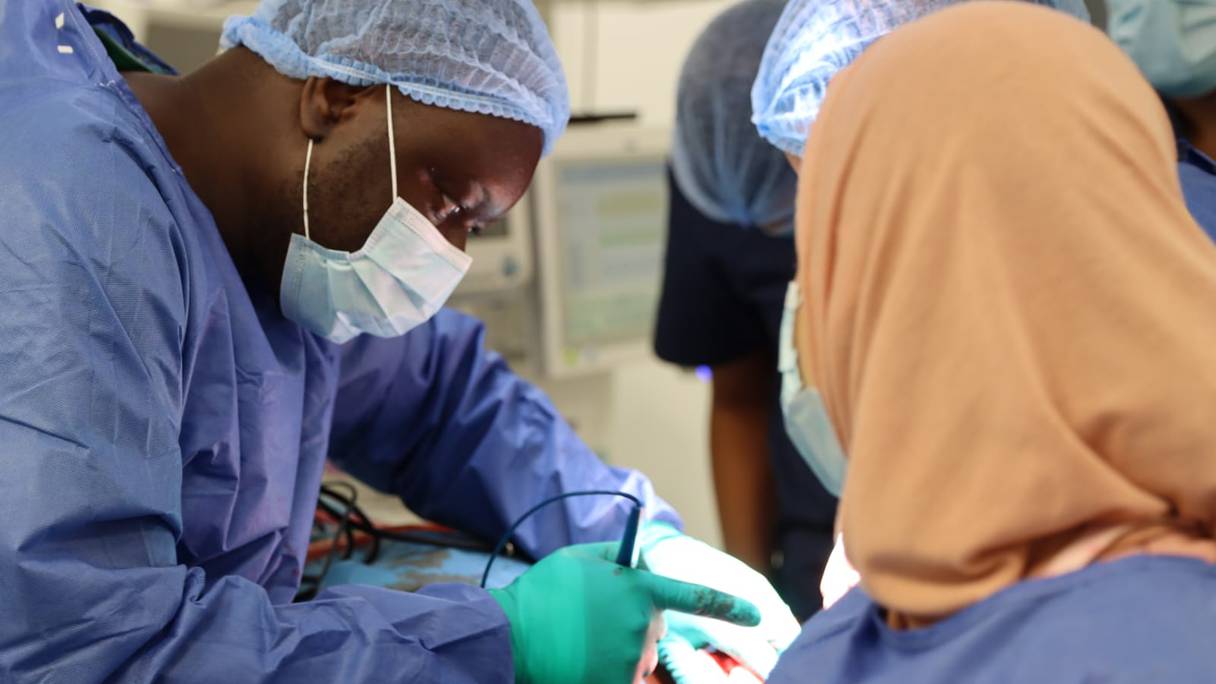 Le Pr Kounimba Coulibaly dans un bloc chirurgical.
