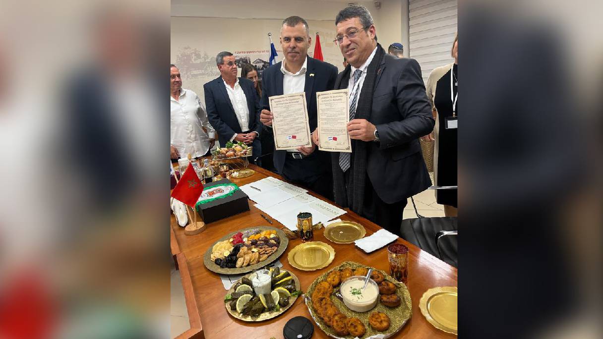 Un accord de jumelage entre les cités de Fès et de Kfar Saba (au nord-est de Tel Aviv) a été signé le 8 décembre 2022 en Israël.
