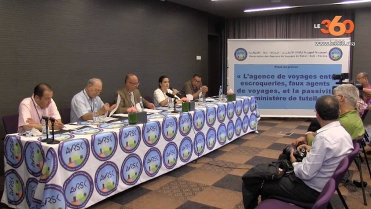 Les membres de l'Association des agences de voyages de Rabat-Salé-Kenitra (AVRSK), en conférence de presse. 
