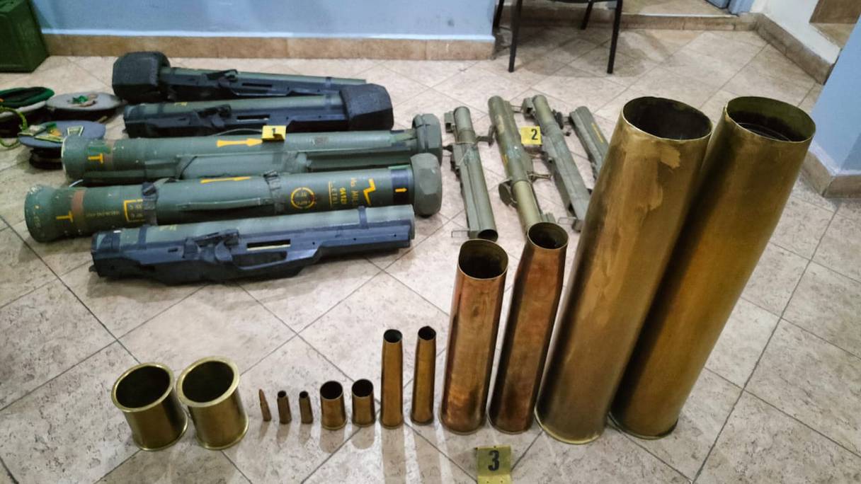 Les objets saisis par la police de Marrakech dans le domicile du suspect, vendredi 15 juillet 2022. 
