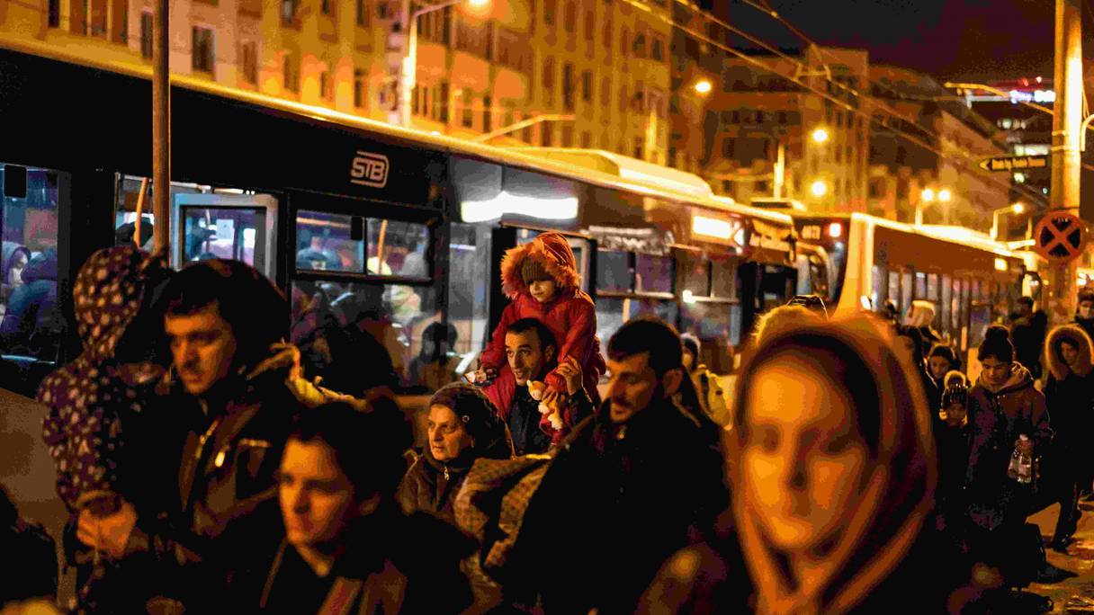 Des réfugiés d'Ukraine montent à bord d'autobus à leur arrivée à la gare de Bucarest, le 4 mars 2022. Des réfugiés ukrainiens affluent en Roumanie pour échapper à l'invasion russe. 
