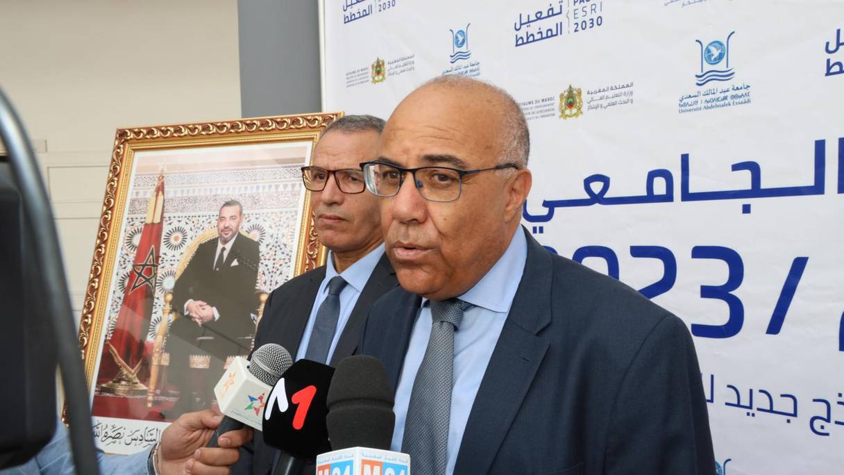 Abdellatif Miraoui, ministre de l'Enseignement supérieur, de la Recherche scientifique et de l'Innovation, donne une déclaration à la presse en marge de sa visite de terrain à l'Université Abdelmalek Essaâdi (UAE), à Tanger, le 4 octobre 2022.
