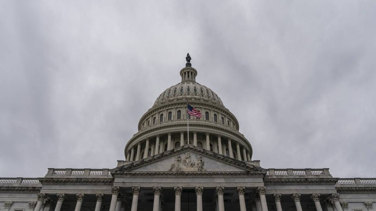 Le dome du Capitole, siège du Sénat américain, sous un ciel chargé de nuages, le 31 décembre 2020, à Washington. 
