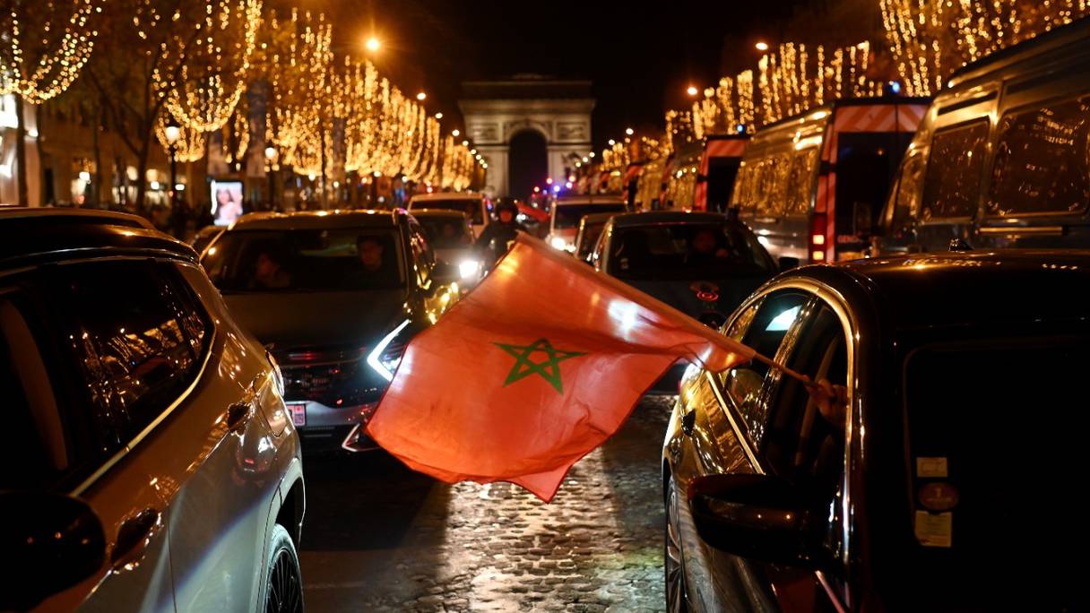 Célébrations de la qualification du Maroc aux demi-finales de la Coupe du monde 2022 au Qatar 2022, après une victoire en quarts de finale des Lions de l'Atlas contre l'équipe portugaise, sur l'avenue des Champs-Elysées, à Paris, au soir du 10 décembre 2022.
