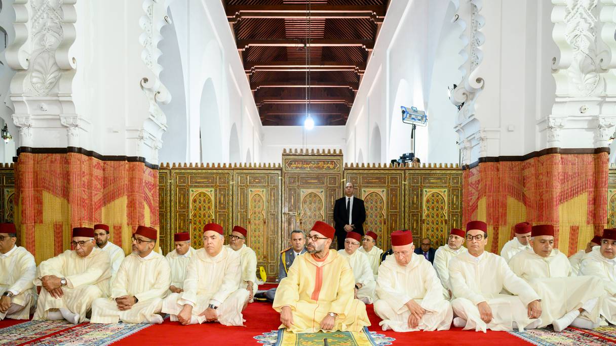 Le roi Mohammed VI lors de la la prière du vendredi du 7 avril 2023 à la mosquée Al Mohammadi à Casablanca.
