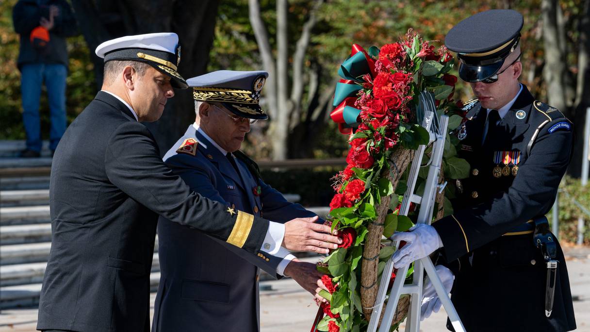 Le général de corps d'armée Belkhir El Farouk posant une gerbe au cimetière d'Arlington aux Etats-Unis, le 10 novembre 2022, en commémoration du 80e anniversaire de l'Opération Torch. 
