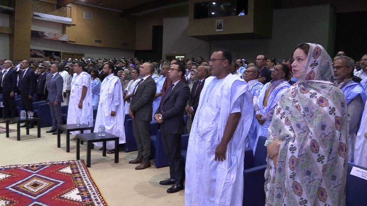 Des personnalités et des élus de la région de Dakhla-Oued Eddahab s'apprêtent à suivre le discours du roi Mohammed VI, à l'occasion de la commémoration du 47e anniversaire de la Marche Verte, le 6 novembre 2022, à Dakhla. 
