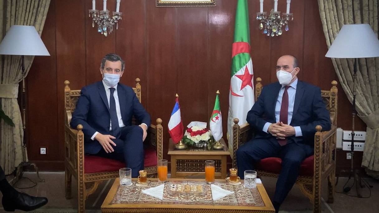 Le ministre français de l'Intérieur Gérald Darmanin et son homologue algérien Kamel Beldjoud, à Alger, le 8 novembre 2020. 
