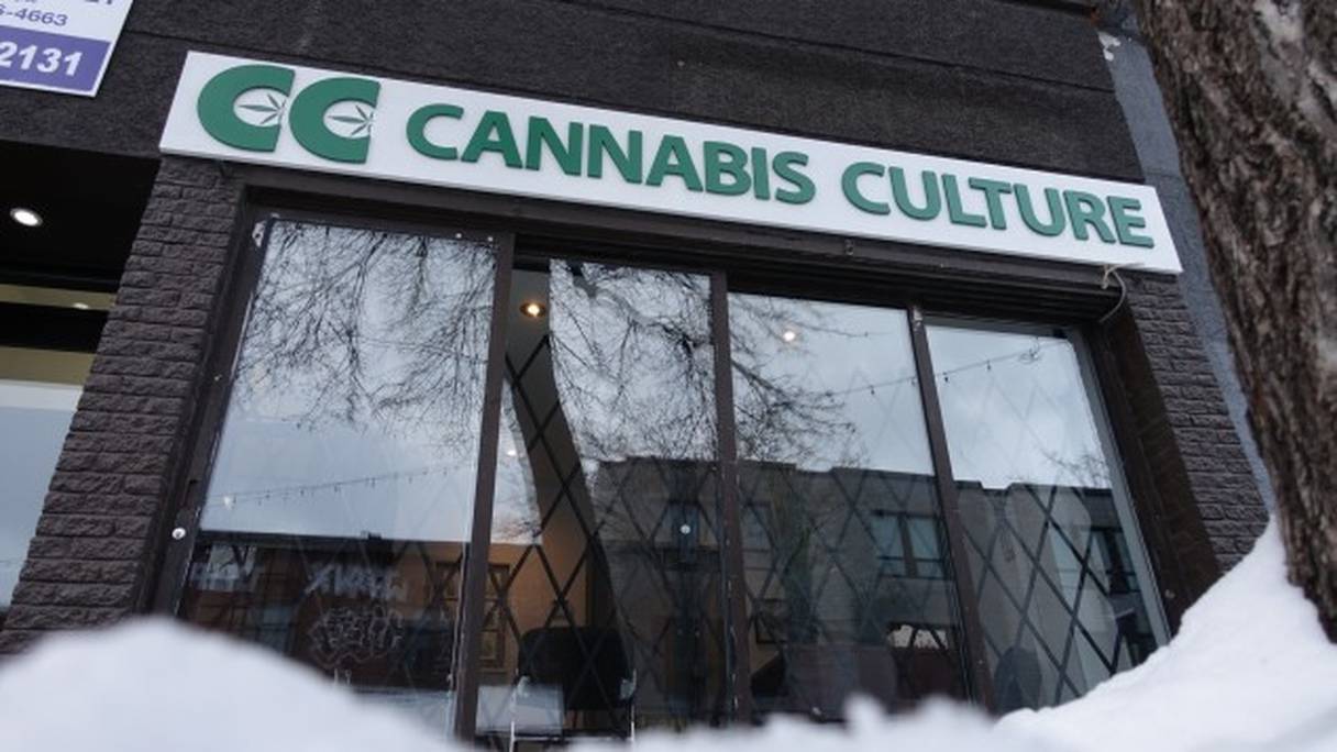 Des boutiques vendant du cannabis ouvrent à Montréal. 
