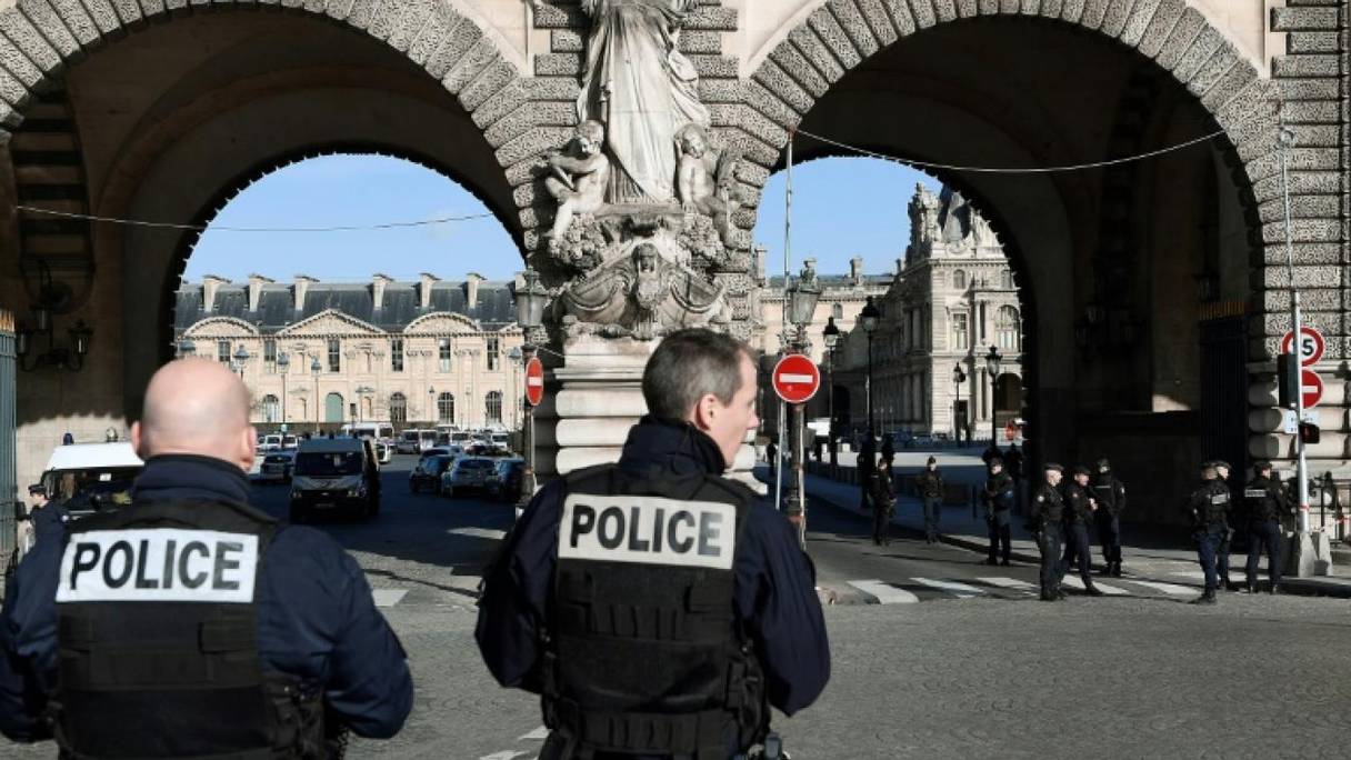 Des policiers devant le Louvre le 3 février 2017. 
