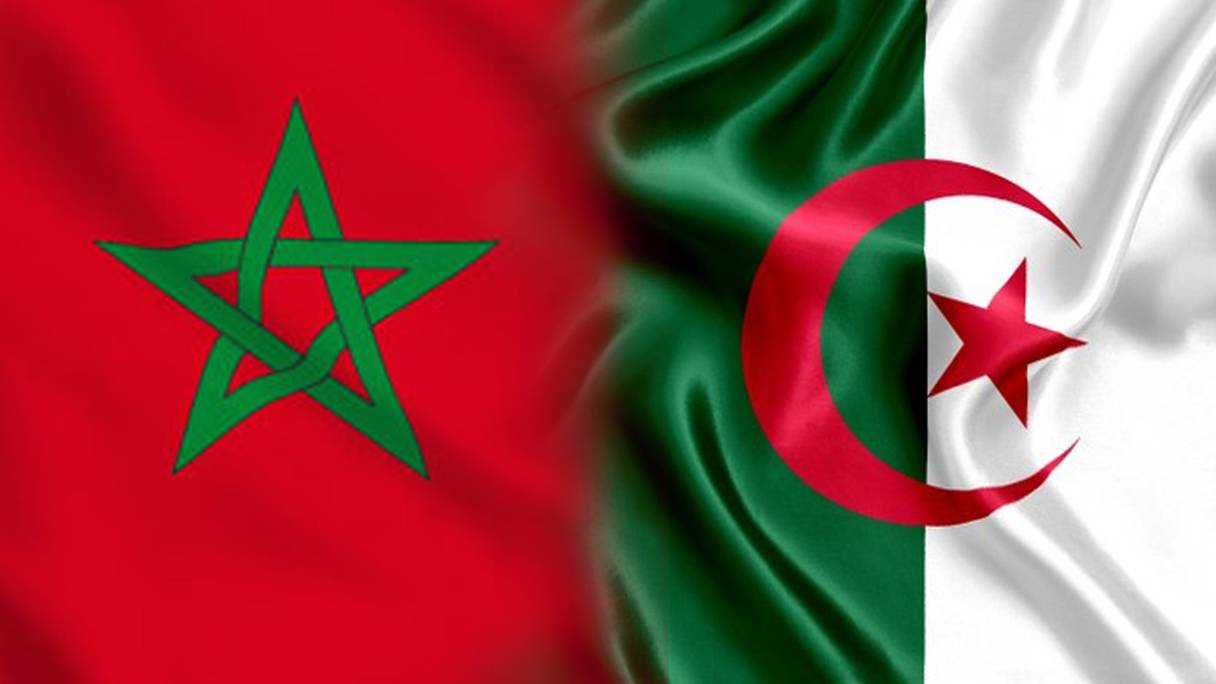 Les drapeaux du Maroc et de l'Algérie.
