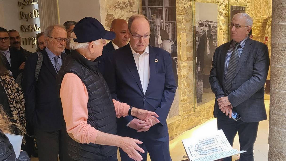 Le prince Albert II de Monaco en visite à Bayt Dakira à Essaouira, en compagnie d'André Azoulay, conseiller du Roi et président fondateur de l’Association Essaouira-Mogador, vendredi 1er avril 2022. 
