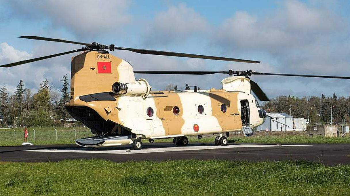 L'un des trois hélicoptères US, CH-47, acquis par les Forces royales air (FRA). Ici, aux Etats-Unis. 
